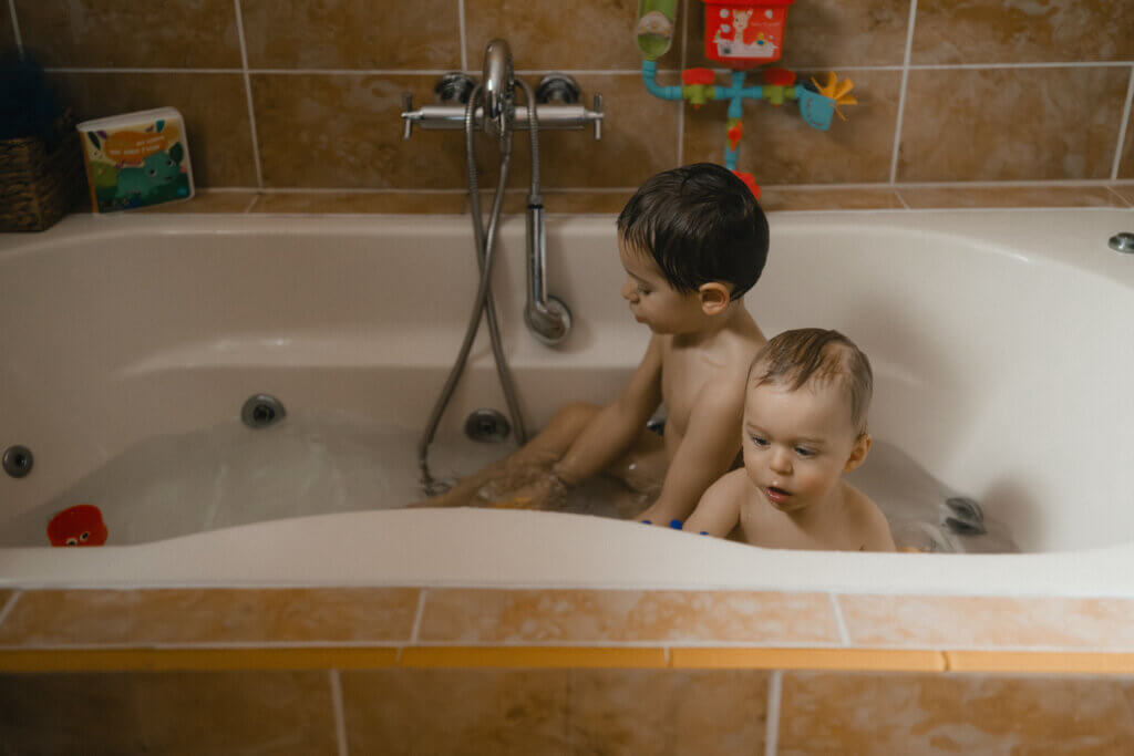 un souvenir à chérir, le bain entre frères