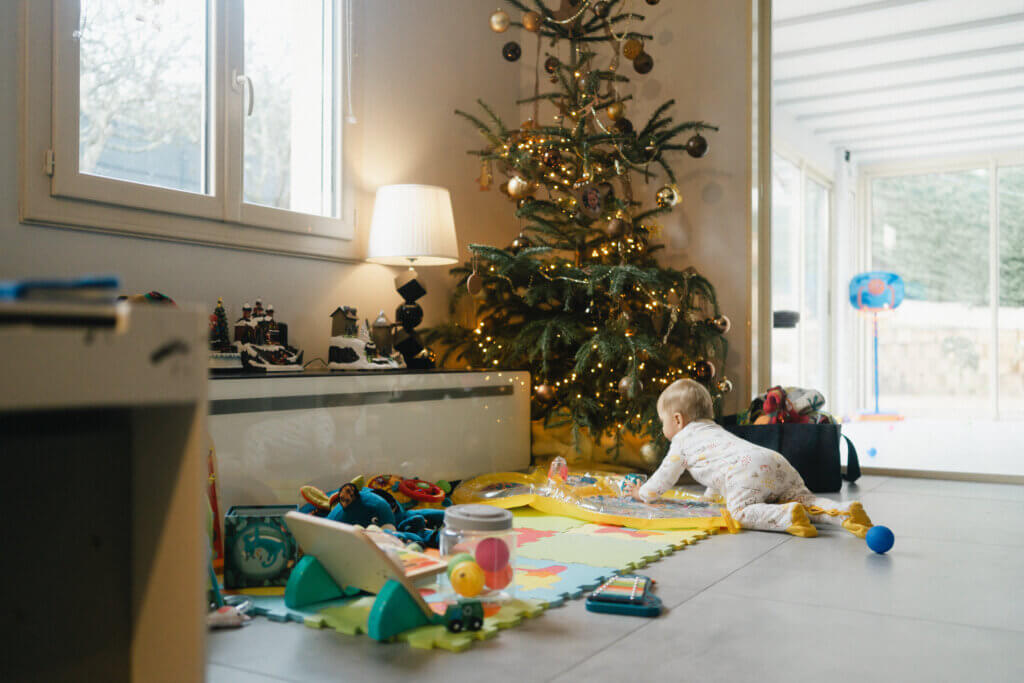 photo de bébé sous le sapin de noël
