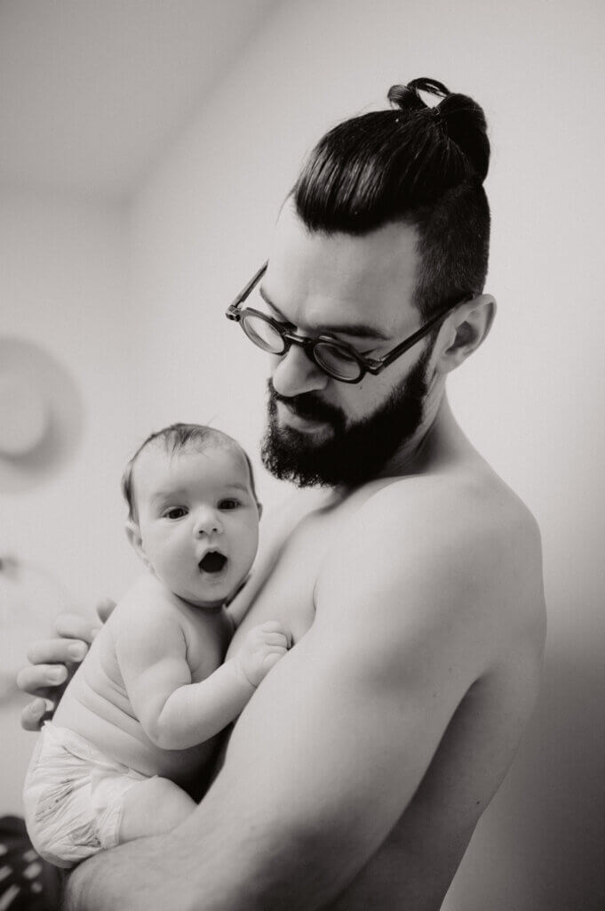 Frère et sœur avec le bébé, à la maison, en noir et blanc