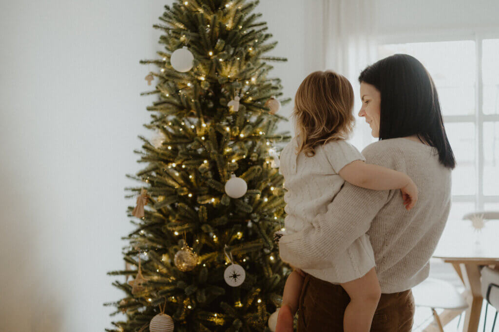 Séance photo de famille à la maison, dans une ambiance de Noël