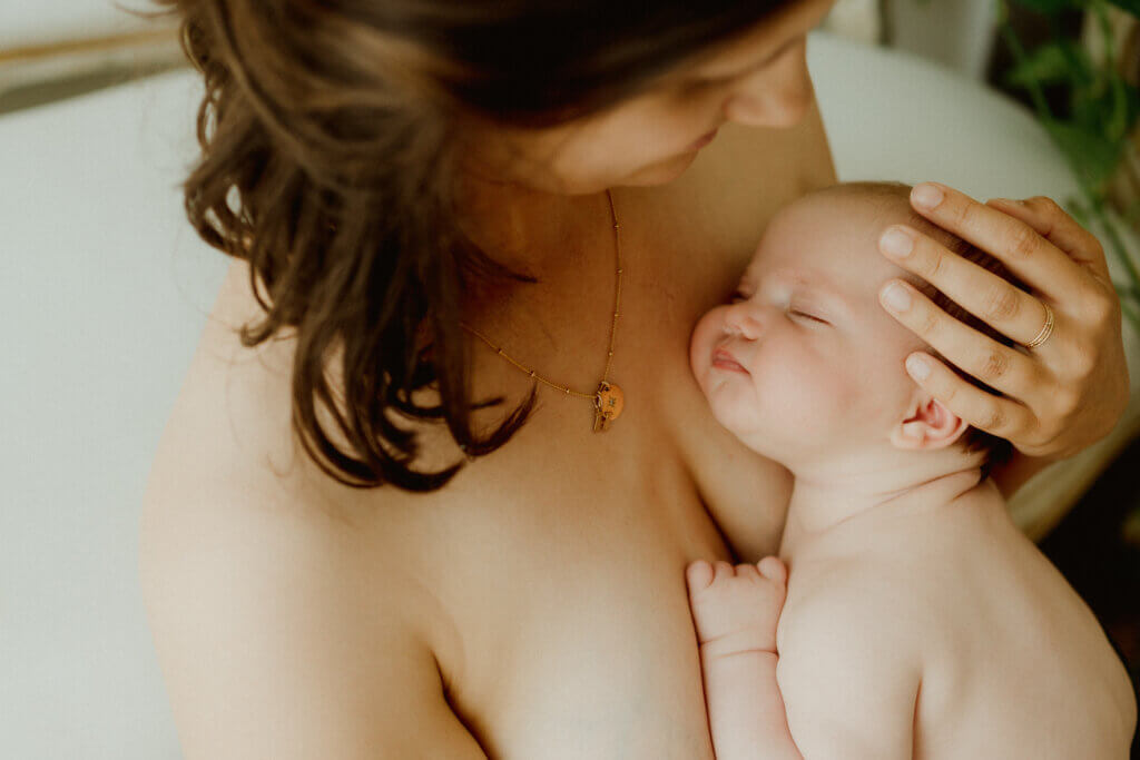 Maman qui allaite son bébé en peau à peau, au studio