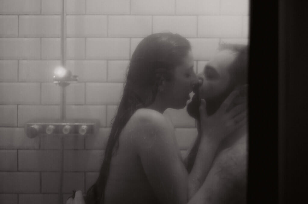 Couple amoureux chez lui, en noir et blanc, pendant une séance intimiste